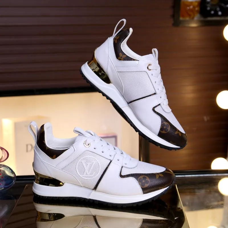 👟👟Ex-factory price 400👟👟 Men's size +10 Couple style, 2019 spring and summer new LOUIS VUITTON The same style of casual sports shoes is launched on Louis Vuitton's official website. Fabric: imported cowhide/cow velvet/breathable mesh, (imported mesh with silicone LV logo), rubber combination outsole, 2cm behind the sole, built-in 0.5cm comfortable feet, size 35-41 for women, 39-46 for men, welcome new and old customers to repost pictures for sale